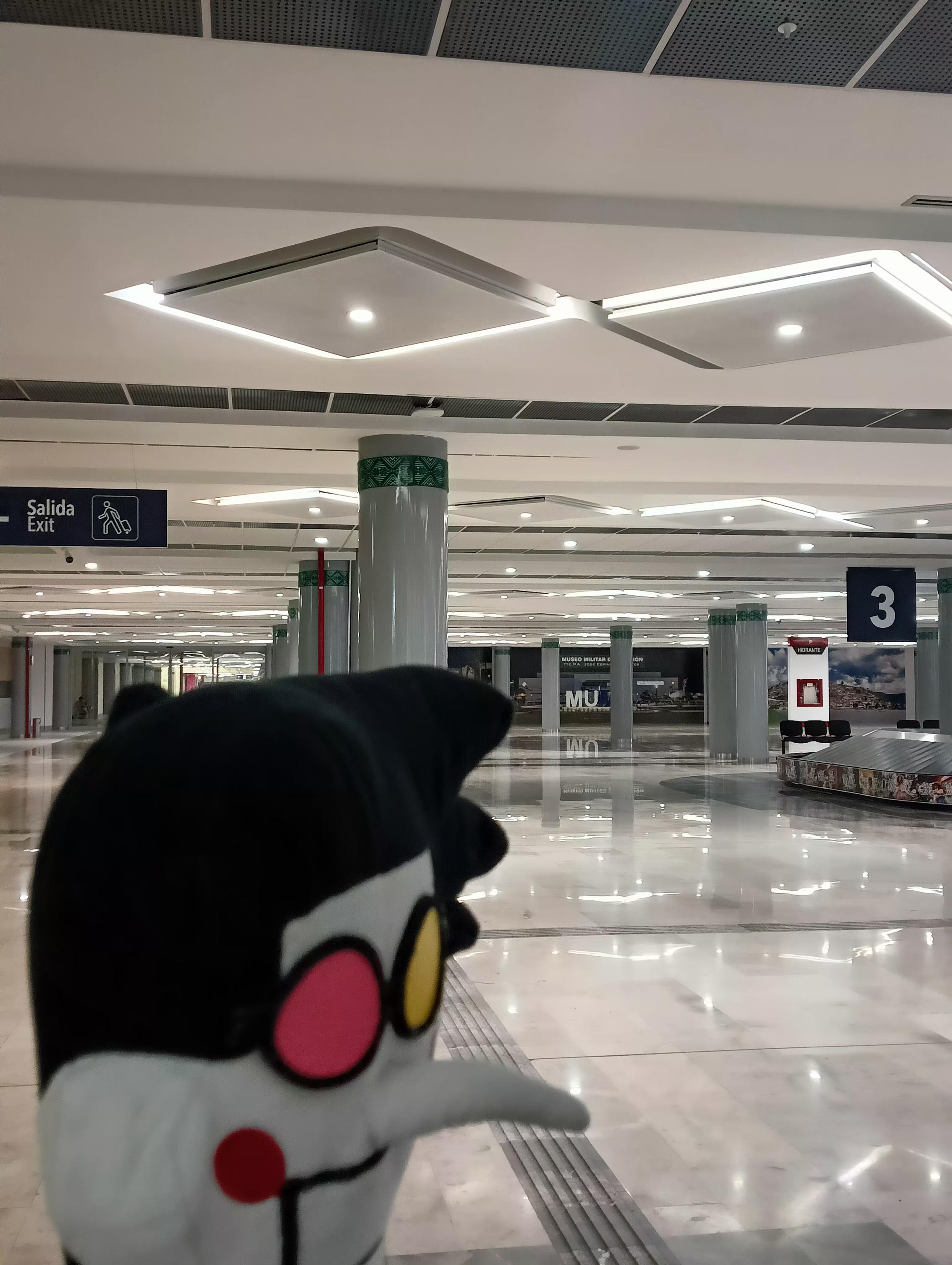 spamton empezando a temer por su vida en la sala de equipaje vacia